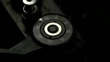 Eski kamera closeup ağır çekimde. Basarak film geri SAR düğmesine