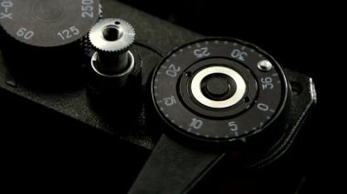 Film sarma düğmesine basarak ağır çekimde. Retro fotoapparat portre