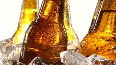 Buzun içinde Bira Festivali bira kapasitesi var. Beyaz arka plan. Yakın çekim