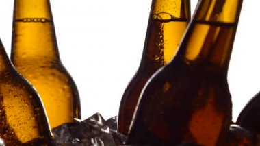 Şişe bira ile onlar buzun içinde spin. Beyaz arka plan. Siluet. Yakın çekim