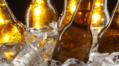 Şişeler bir tempo içki ile onlar oktoberfest için vardır. Siyah arka plan. Yakın çekim