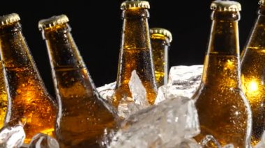 Yoğuşma akar kahverengi cam şişe bira aşağı. Siyah arka plan. Yakın çekim