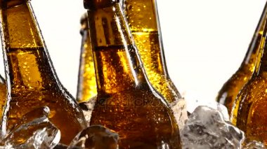 Karanlık şişe açık buz parçalar halinde twist. Beyaz arka plan. Yakın çekim