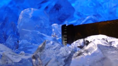 Yoğuşma düşme aşağı cam şişe bira buz kristalleri gibi bırakır. Yakın çekim