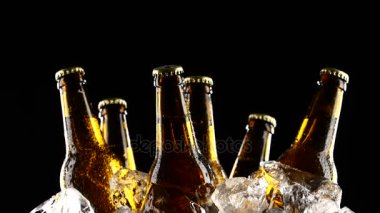 Buzun içinde karanlık soğuk bira şişesi. Siyah arka plan. Siluet