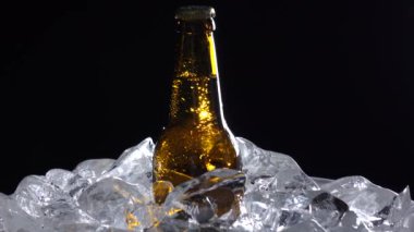 Şişe bir tempo içkiyle oktoberfest için bunlar. Siyah arka plan. Yakın çekim
