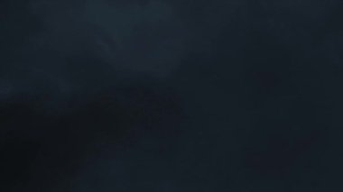 Şiddetli fırtına bulutların yıldırım ile gece arka plan