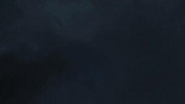 Gece gökyüzünde duman akşam fırtına. Hareketli arka plan