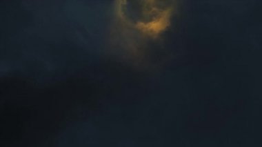 Şiddetli fırtına bulutları yıldırım ile gece arka plan