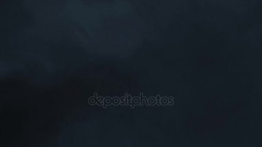 Fırtına puslu akşam gece gökyüzünde. Hareketli arka plan