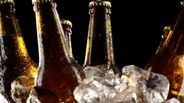 Şişeler bir tempo içki ile onlar oktoberfest için vardır. Siyah arka plan. Yakın çekim