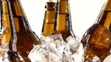 Şişe bira ile onlar buzun içinde spin. Beyaz arka plan. Siluet. Yakın çekim