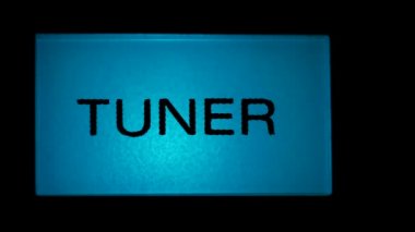 Radyo düğmesi mavi renk radyo alıcısı siyah arka plan üzerinde