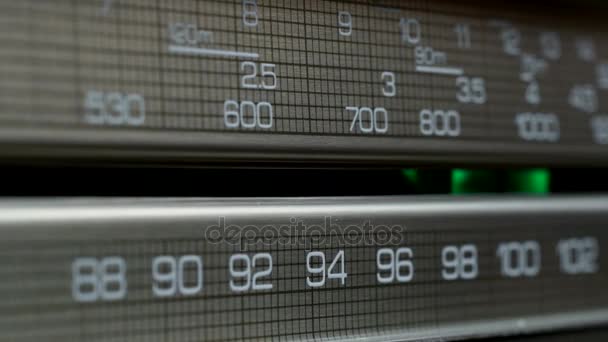 Antiguo dial de radio, en busca de emisoras en diferentes frecuencias de radio — Vídeo de stock