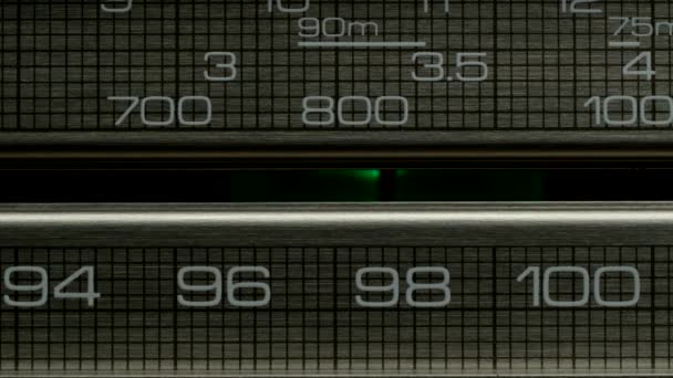 Fechar o receptor de rádio está à procura de ondas nas estações — Vídeo de Stock