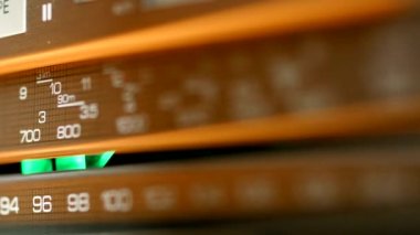 Ahşap radyo alıcısı dalga istasyonları arıyor. Portre