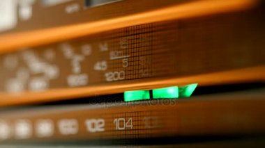 Eski vintage radyo dönüm arama tarafından ayarlanan. Closeup çekim