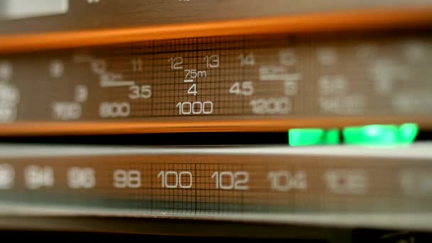 Radios de madera vintage buscando emisoras en diferentes radiofrecuencias — Vídeo de stock