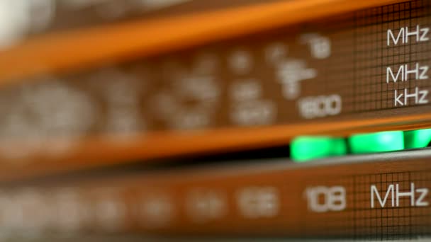 Rádio de madeira retro à procura de estações em diferentes frequências de rádio — Vídeo de Stock