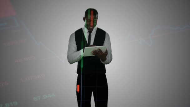 Афро-американських брокер, робота з планшетного ПК подвійного впливу над фінансові дані графіки — стокове відео
