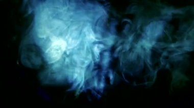 Film projektör dumanlı koyu arka plan üzerinde gelen ışık ışınları