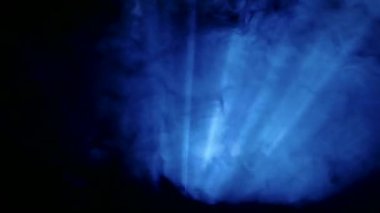 Film projektör dumanlı studio arka plan üzerinde gelen ışık ışınları