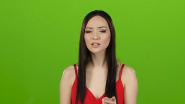 Asyalı kız insanlarla, kızgın kızgın. Yeşil ekran