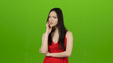 Kız soruların yanıtlarını arıyor ve bir çözüm bulur. Yeşil ekran