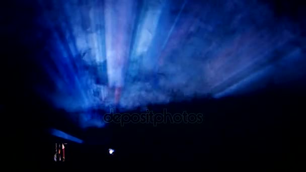 Brouillard et mystérieuse lumière bleue du projecteur. Cinéma noir — Video