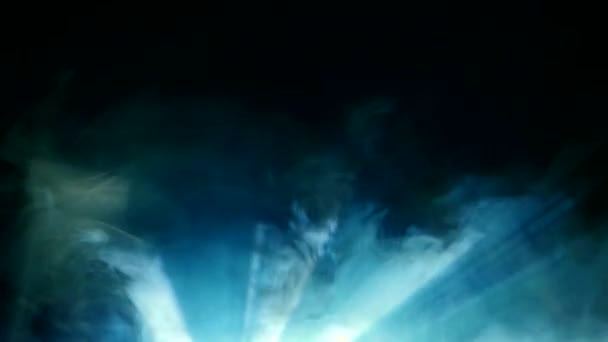 Verblindend licht van de projector in de mist. Stralen light — Stockvideo