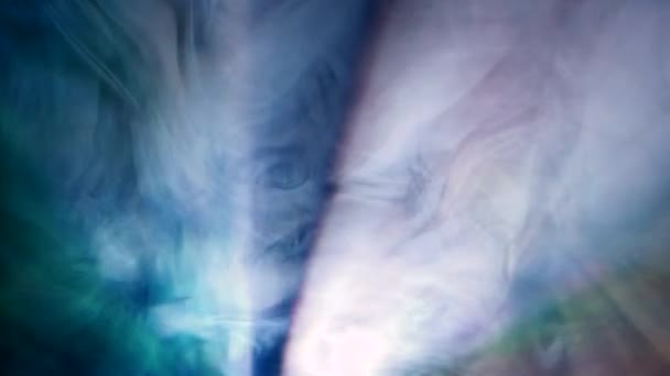 Lumineux de la lumière du projecteur en fumée. Rayons de lumière 