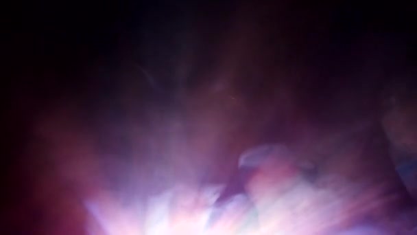 Світлові промені і туман від проектора світла з спалахами об'єктива — стокове відео