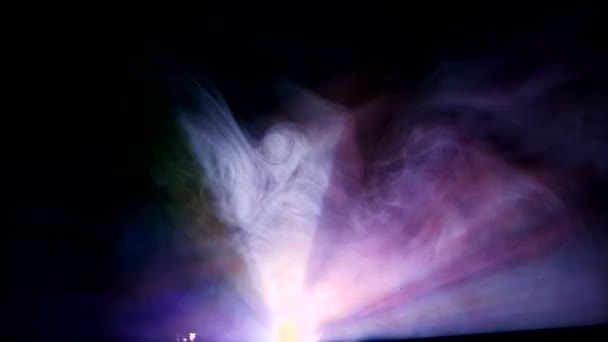 Kirişler ışık ve projektör mercek parlaması ile hafif gelen duman — Stok video