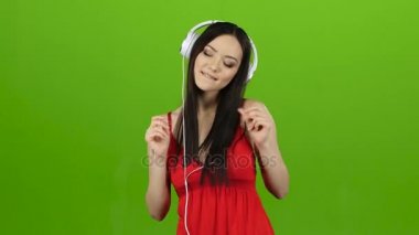 Kulaklık kız klasik müzik dinliyor. Yeşil ekran