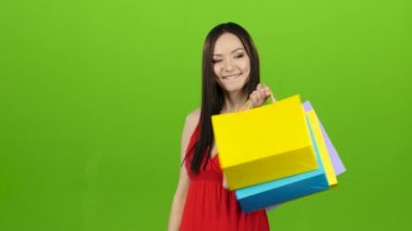 Kız Asya görünüm kağıt ile alışverişe gider. Yeşil ekran