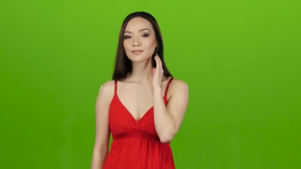 아시아 소녀 카메라 포즈와 웃는 그녀입니다. 녹색 화면 — 비디오