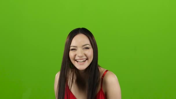 Chica asiática se divierte y se ríe en voz alta de su hermosa sonrisa. Pantalla verde — Vídeo de stock