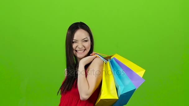 Chica de apariencia asiática va de compras, con papel. Pantalla verde. Movimiento lento — Vídeos de Stock