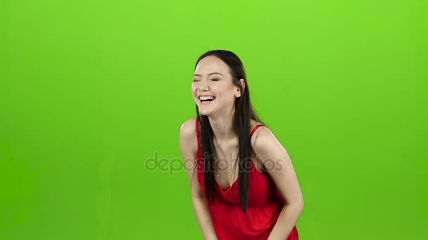 Девушка громко смеется над своей прекрасной улыбкой. Зеленый экран. Медленное движение — стоковое видео