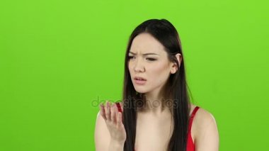 Asyalı kız insanlarla, kızgın kızgın. Yeşil ekran. Ağır çekim