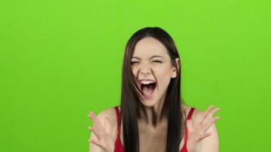 Asyalı kız insanlarla, kızgın kızgın. Yeşil ekran. Ağır çekim