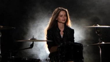 Kız krep yerken üzerine pound için seviyor davul çalıyor. Siyah duman arka plan