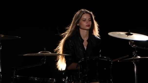 Fille batteur commence à jouer de la musique énergique, elle sourit. Fond noir — Video