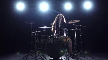 Kız bir rock konserinde kapalı geliyor. Siyah duman arka plan. Siyah arka plan. Ağır çekim