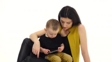 Kız söyler ve bir şey çocuğunu smartphone üzerinde gösterir. Beyaz arka plan