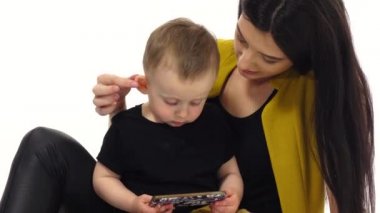 Anne oğlu onun kucağına tutar ve onu eğitir. Beyaz arka plan