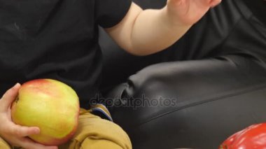 Anne ve çocuk bir geniş oda ve sebze bakmak. Beyaz arka plan. Yakın çekim