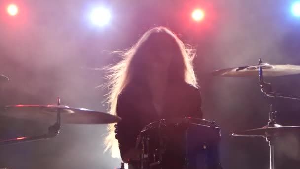 Drummer secara profesional memainkan alat musik. Latar belakang asap hitam. Merah biru cahaya dari belakang — Stok Video