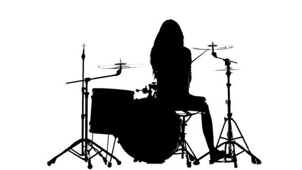 Drummer speelt krachtig de drums, haar toverstaf. Witte achtergrond. Silhouet — Stockvideo