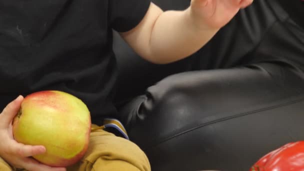 Maman et enfant dans une chambre spacieuse et regardez les légumes. Fond blanc. Gros plan — Video